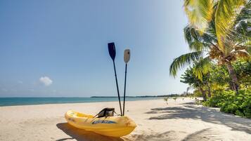 Accommodatie ligt op het strand, ligstoelen, strandlakens