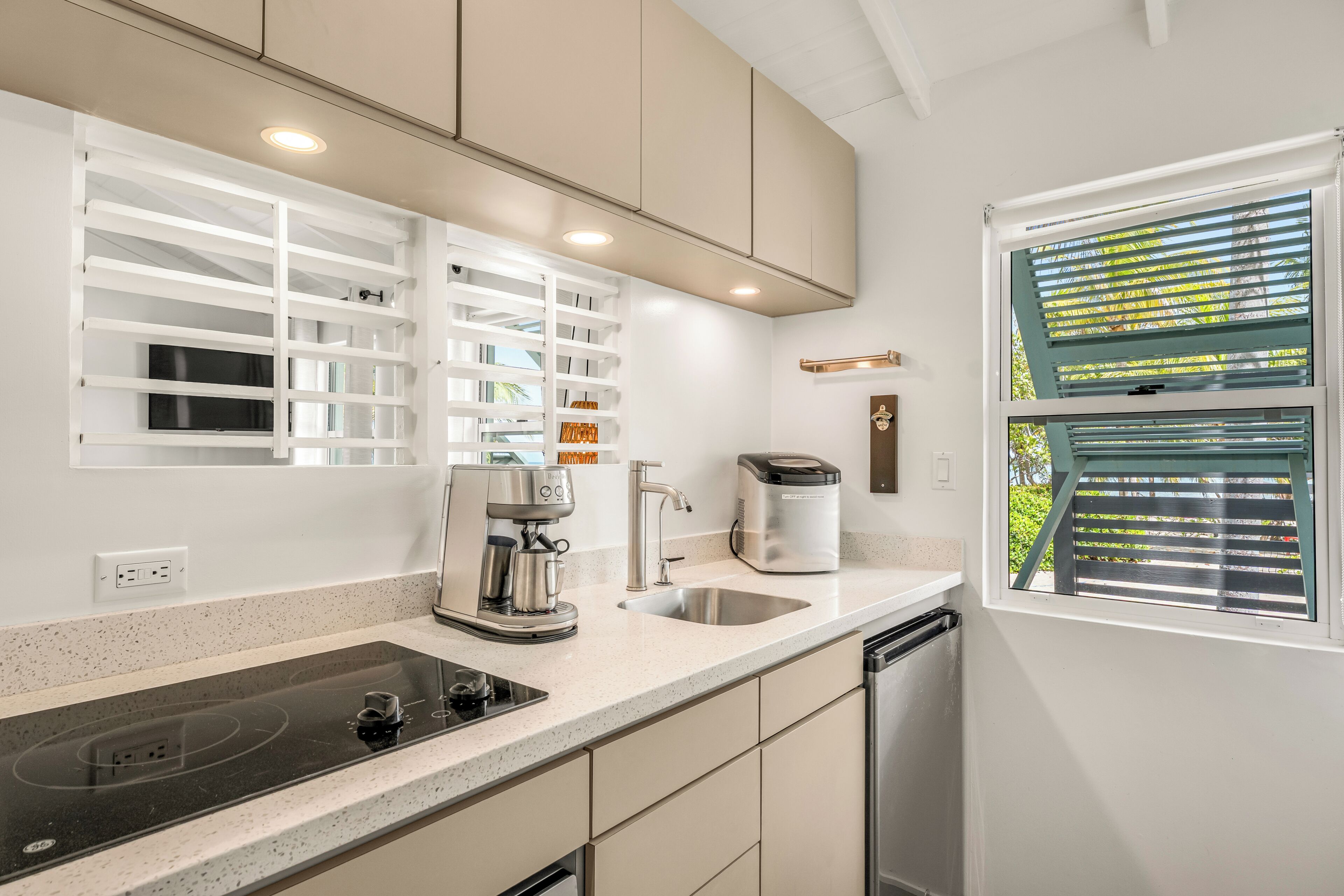Coffee/tea maker, fridge, microwave, stovetop