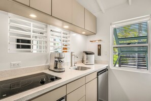 Cafetera y tetera, refrigerador, microondas y parrilla de estufa 