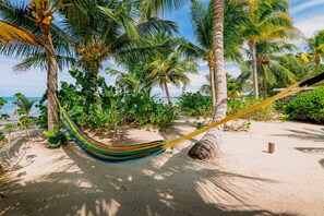 Plage, chaises longues, serviettes de plage