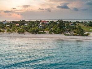 On the beach, sun-loungers, beach towels - OHANA WATA cabana, BEACHFRONT luxury, privacy, view & space IN the village ! (Placencia)