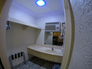 Family Double Room | Desk, laptop workspace, blackout drapes, soundproofing - Calico Motel (Anaheim)