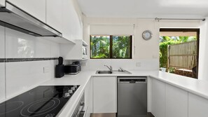 Fridge, oven, stovetop, dishwasher