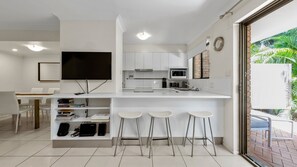 Fridge, oven, stovetop, dishwasher