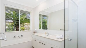 Dusche, kostenlose Toilettenartikel, Haartrockner