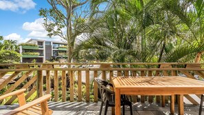 Outdoor dining - Palm View Loft - Gilmore Court 4 -34 Lawson Street (Byron Shire)