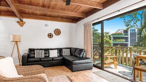 Smart TV - Palm View Loft - Gilmore Court 4 -34 Lawson Street (Byron Shire)