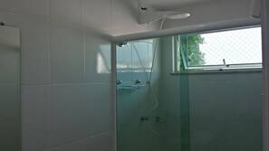 Secador de cabelo, toalhas de banho, papel higiênico 