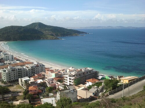 Located 150 meters from the most charming beach in Arraial do Cabo, this 2-bedroom apartment features air conditioning!