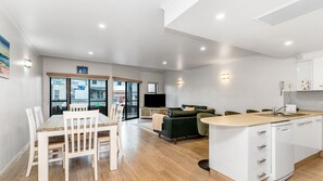 Un appartement moderne comprenant un coin repas, un salon et une cuisine.