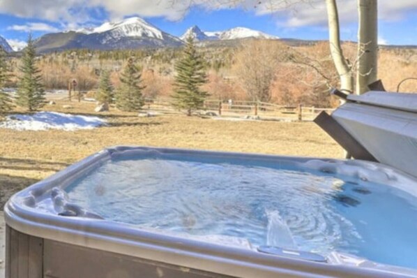 Outdoor spa tub - Luxury Town Home+Hot Tub! Mountain View, River/Lake front, close to Ski Resorts (Silverthorne)