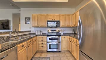 Jääkaappi, mikroaaltouuni, uuni, liesi