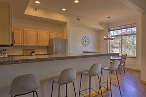Réfrigérateur, four à micro-ondes, un four, surface de cuisson