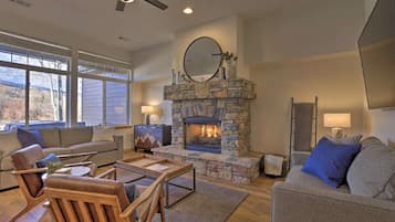 Älytelevisio, takka, musiikkikirjasto, stereot