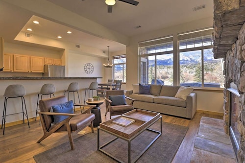 Luxury Town Home+Hot Tub! Mountain View, River/Lake front, close to Ski Resorts