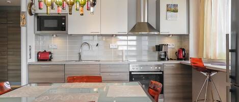 Refrigerador, microondas, lavavajillas y utensilios de cocina