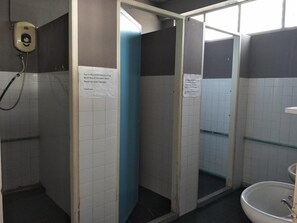 Pancuran mandi, tuala disediakan, tisu tandas 