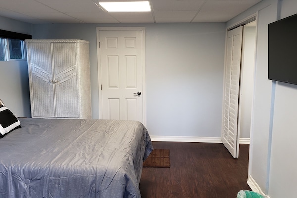 1 dormitorio, tabla de planchar con plancha, wifi y ropa de cama