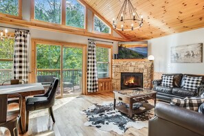 Smart TV, chimenea y videojuegos 