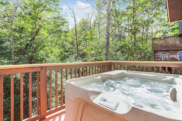 Banyera d'hidromassatge a l'aire lliure