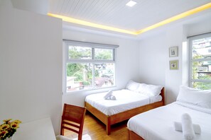 Muebles diferentes, wifi gratis y ropa de cama 