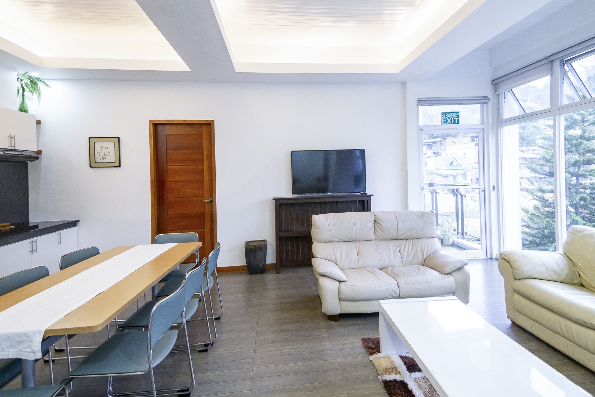 Een moderne woonkamer met een eethoek, een open haard en een televisie.