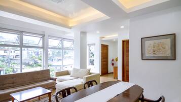 Habitación (F3-1) | Área de sala de estar | Televisión de pantalla plana