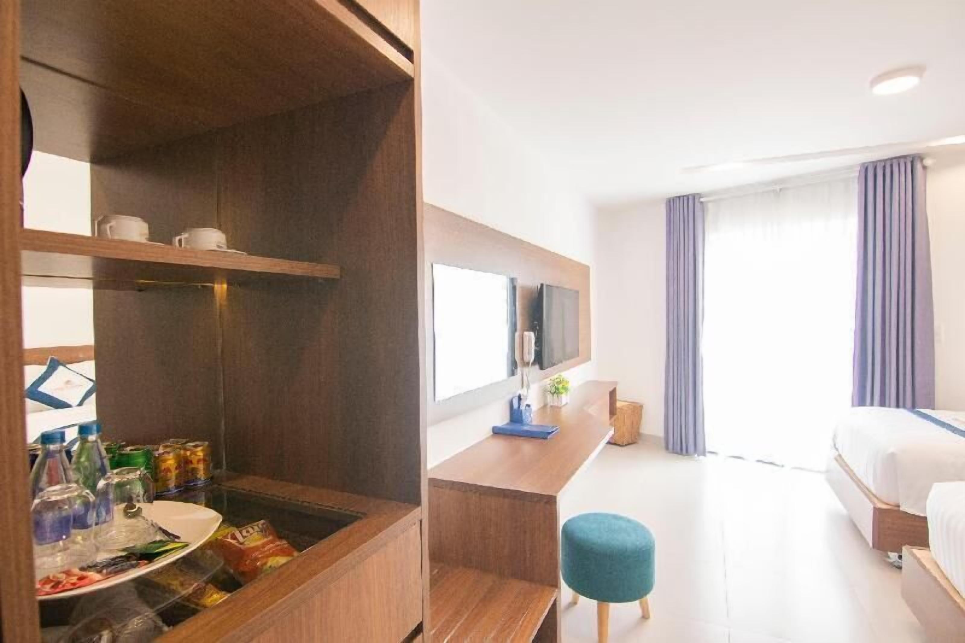 Minibar, caja de seguridad en la habitación y escritorio 