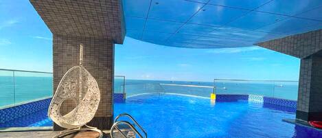 Piscine extérieure, chaises longues