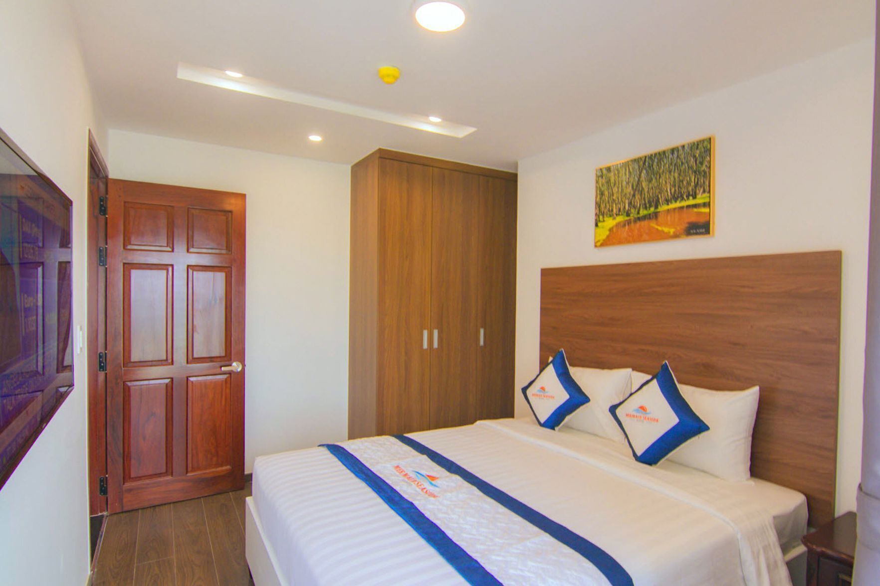 Minibar, caja de seguridad en la habitación y escritorio 