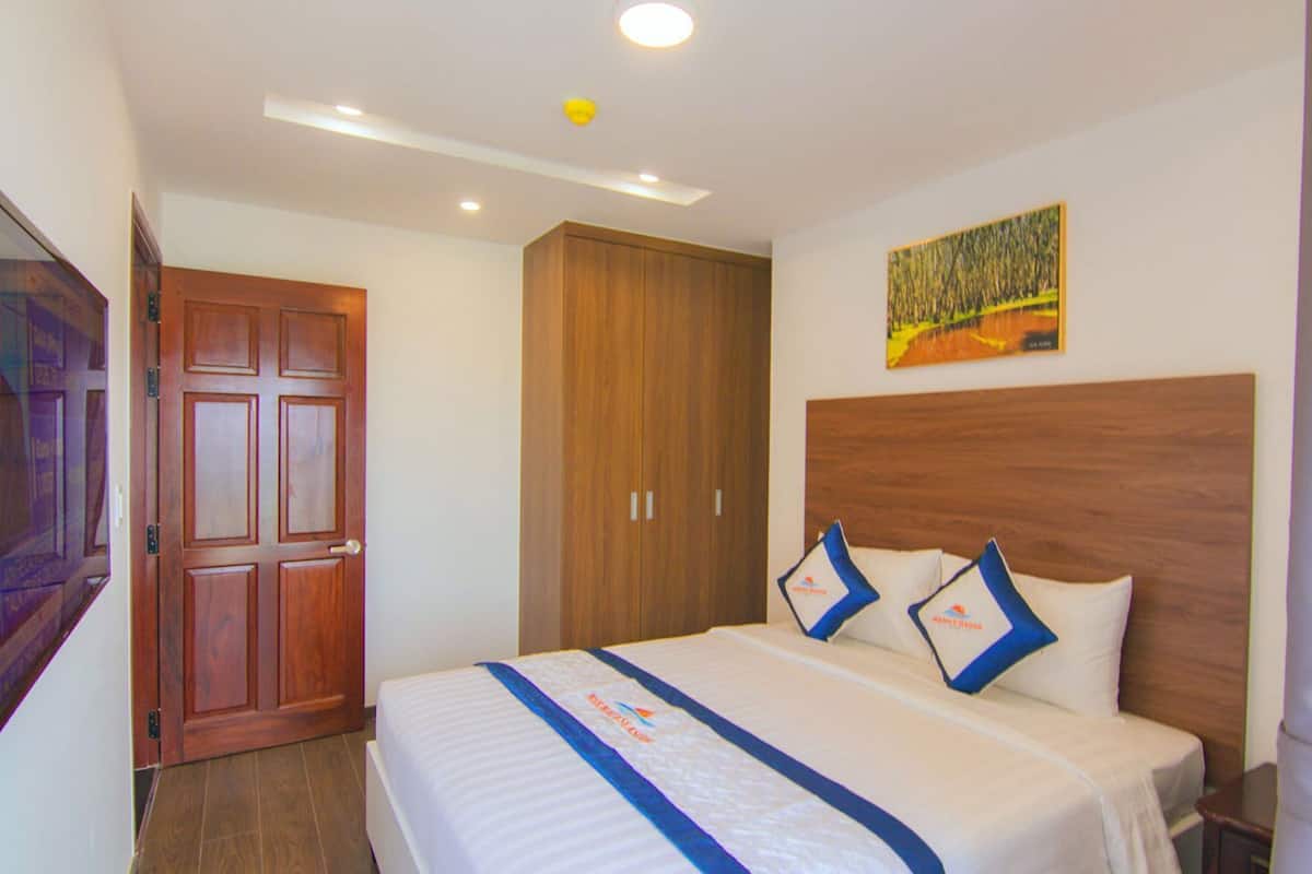 Minibar, in-room safe, desk, blackout curtains