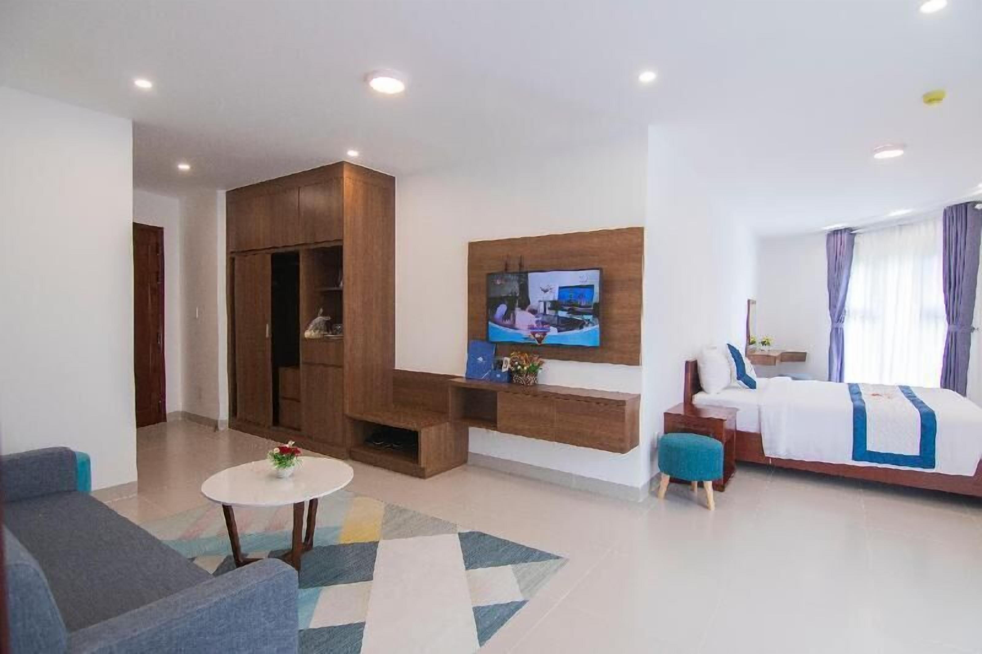 Minibar, caja de seguridad en la habitación y escritorio 