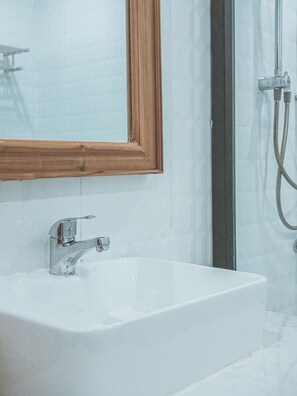 Douche, articles de toilette (gratuits), pantoufles, serviettes fournies