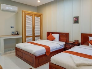 Deluxe Twin Room with Air-con | Escrivaninha, Wi-Fi de cortesia, roupa de cama