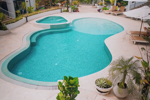 Outdoor pool, open 7:00 AM to 9:00 PM, pool loungers