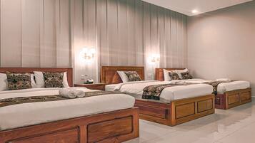 Family Triple Room with Air-con | Bàn, truy cập Internet không dây miễn phí, bộ trải giường
