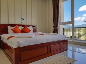 Deluxe King Air-con with Balcony Mountain View | Mountain view - Montagne Regency (Kampot)