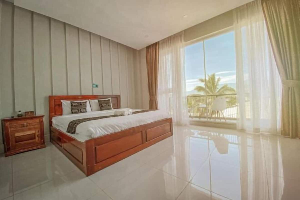 Desk, free WiFi, bed sheets