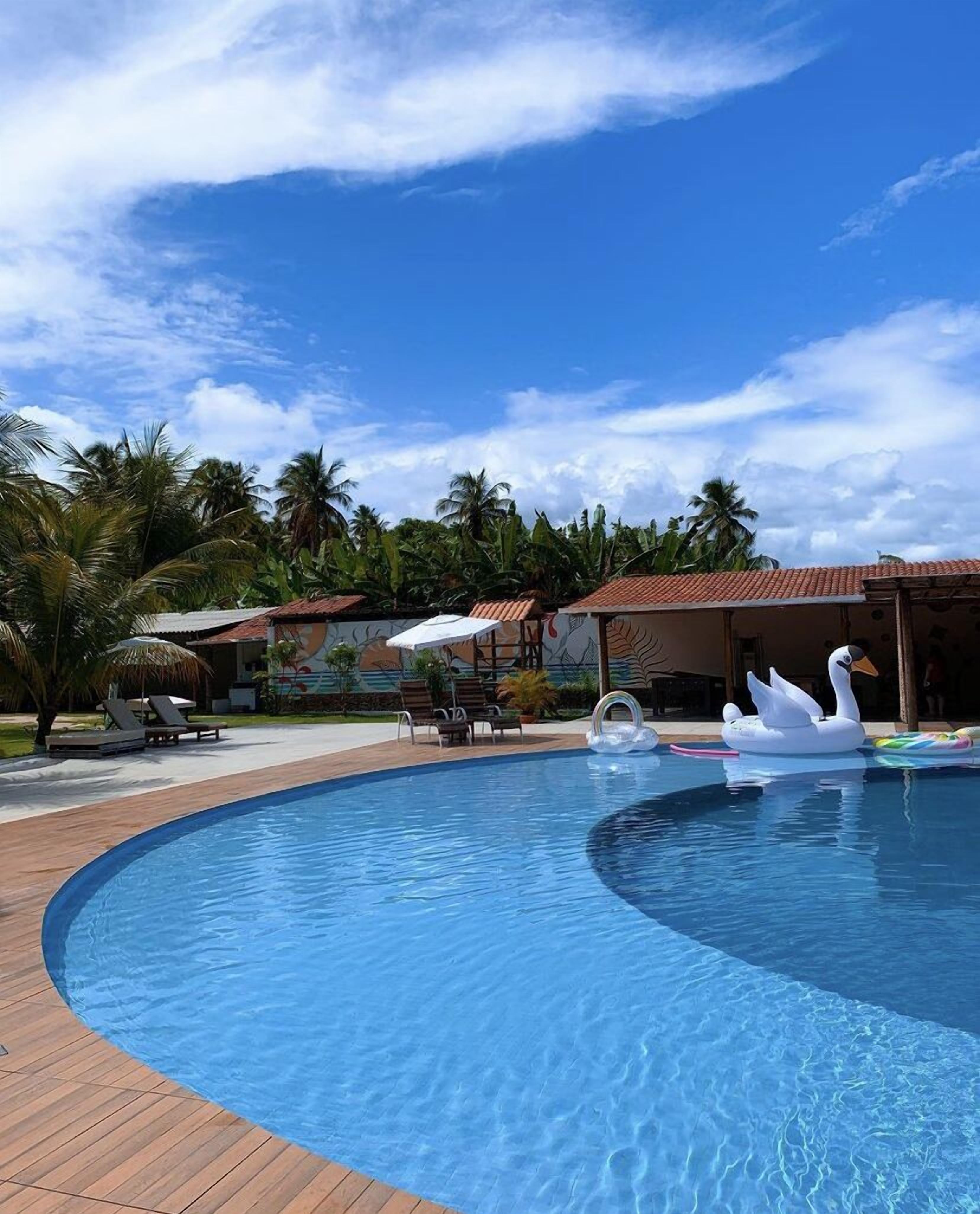 Piscina externa, funciona das 8h30 às 21h, barracas de cortesia