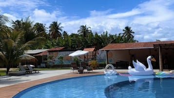 Utomhuspool, öppet 08.30 till 21.00, gratis cabanor och parasoller