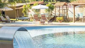 Utomhuspool, öppet 08.30 till 21.00, gratis cabanor och parasoller