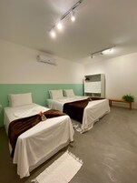 Minibar, escritorio, tabla de planchar con plancha y wifi gratis 