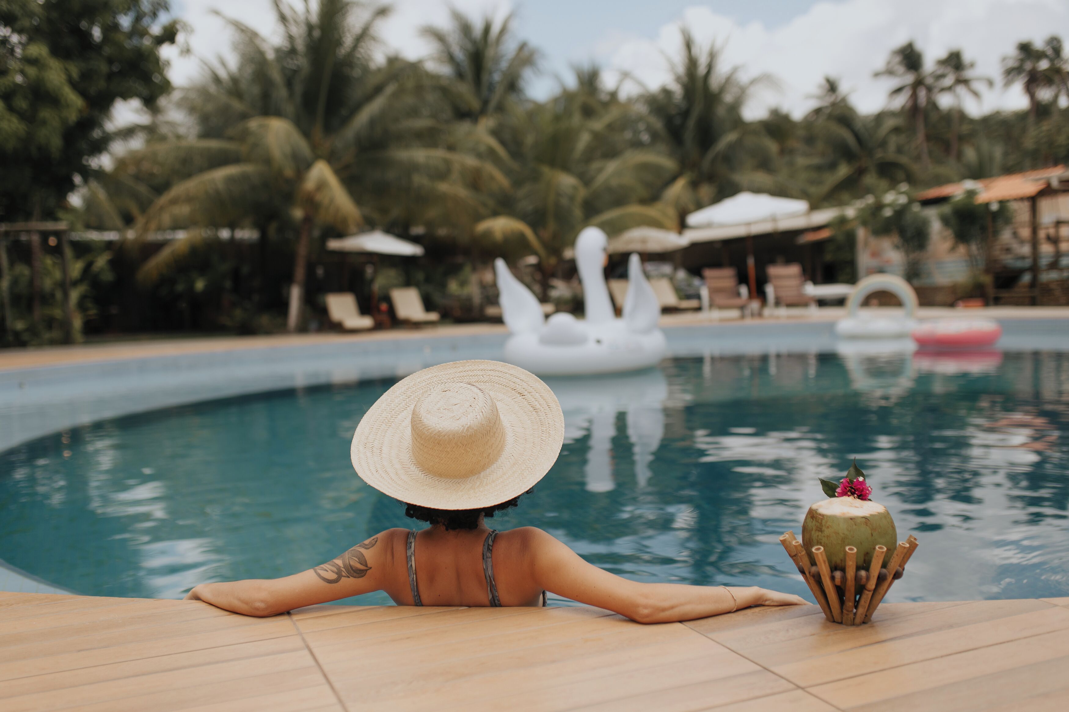 Alberca al aire libre y camas balinesas gratuitas 