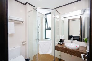 Dusche, kostenlose Toilettenartikel, Haartrockner, Hausschuhe