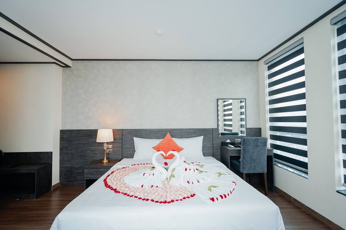 Minibar, in-room safe, blackout drapes, WiFi (free)