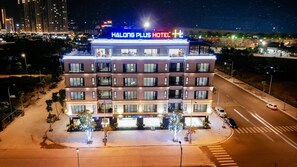 施設の��正面 (日没後)