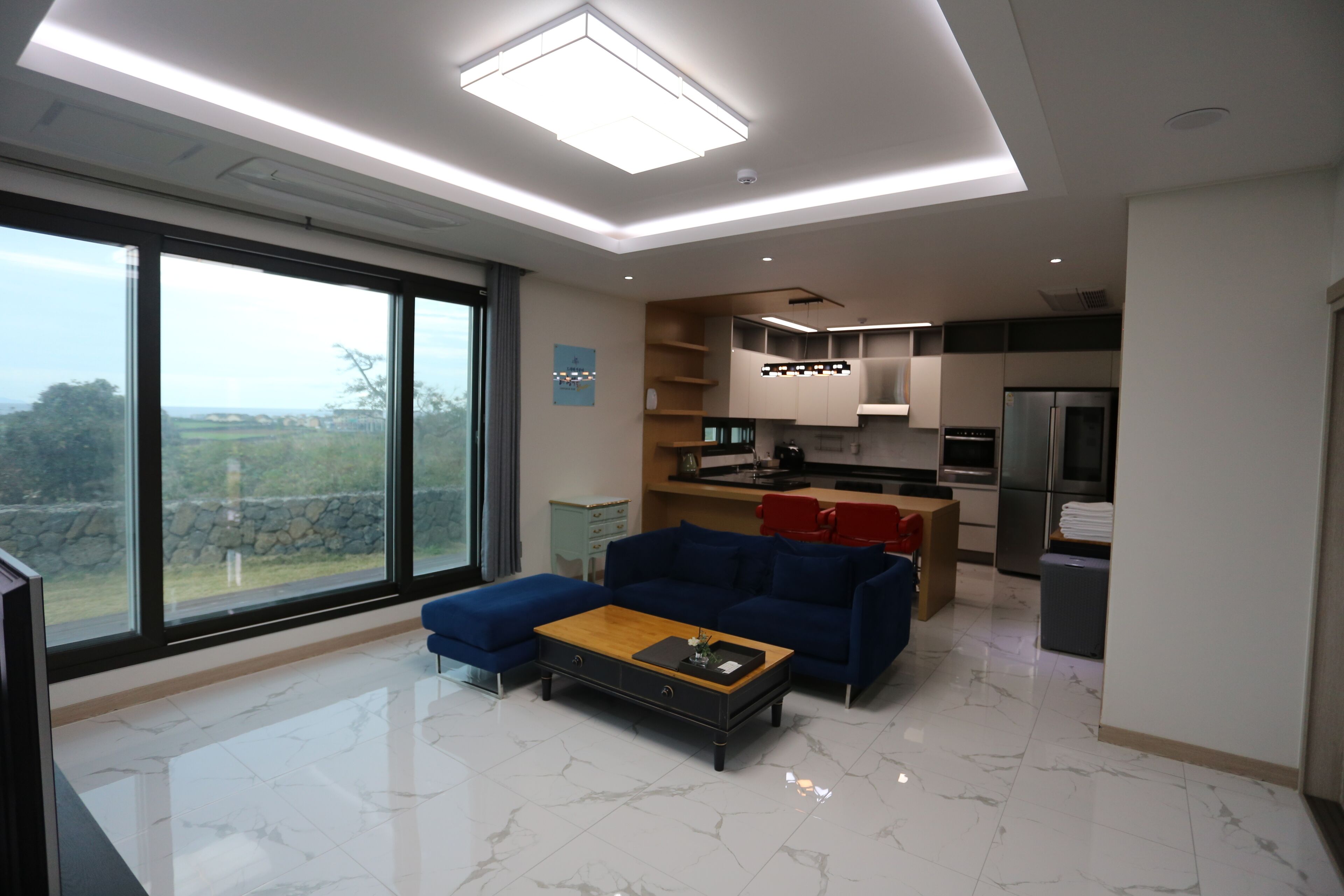 TV layar datar, film berbayar, dan lantai berpemanas