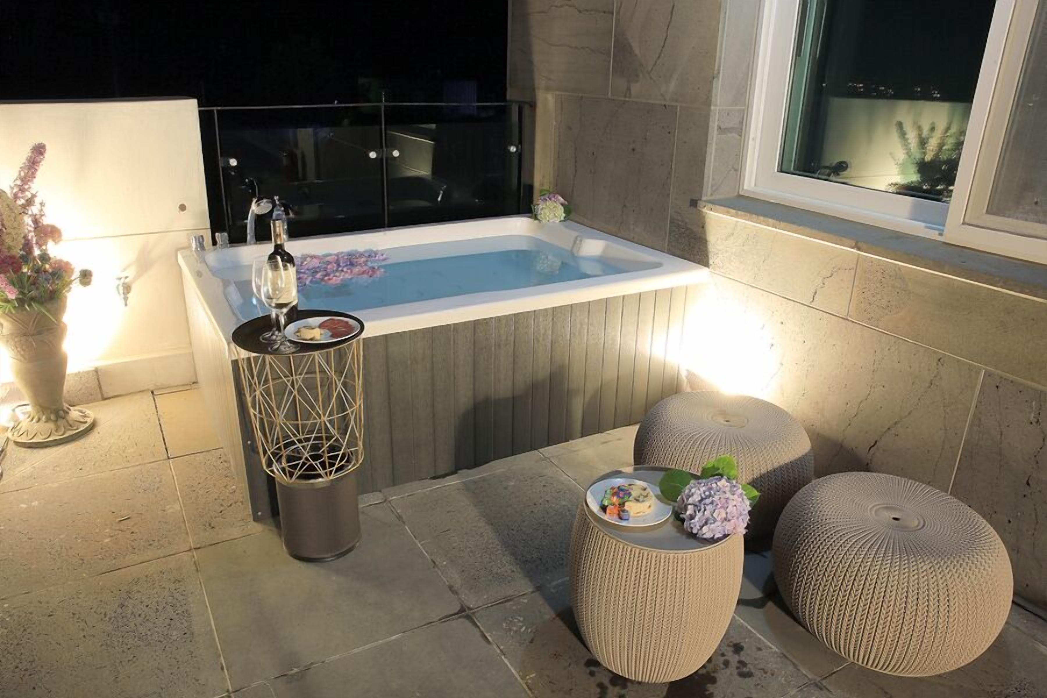 Kondominium Presidensial | Bathtub spa pribadi