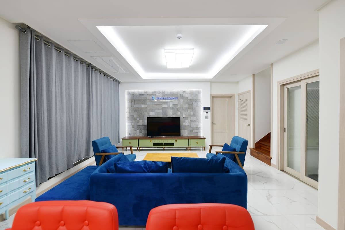Presidentieel appartement | Woonruimte | Een flatscreentelevisie, betaalfilms en vloerverwarming
