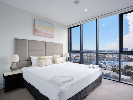 Espacio para trabajar con laptop y tabla de planchar con plancha